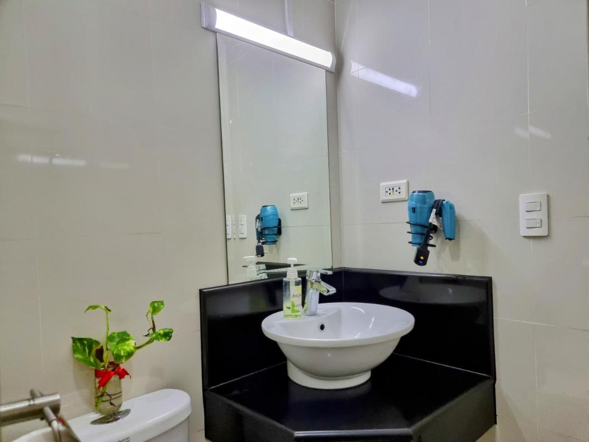 One Palm Tree Villas Condo Across Naia Terminal 3 Manila Exteriör bild
